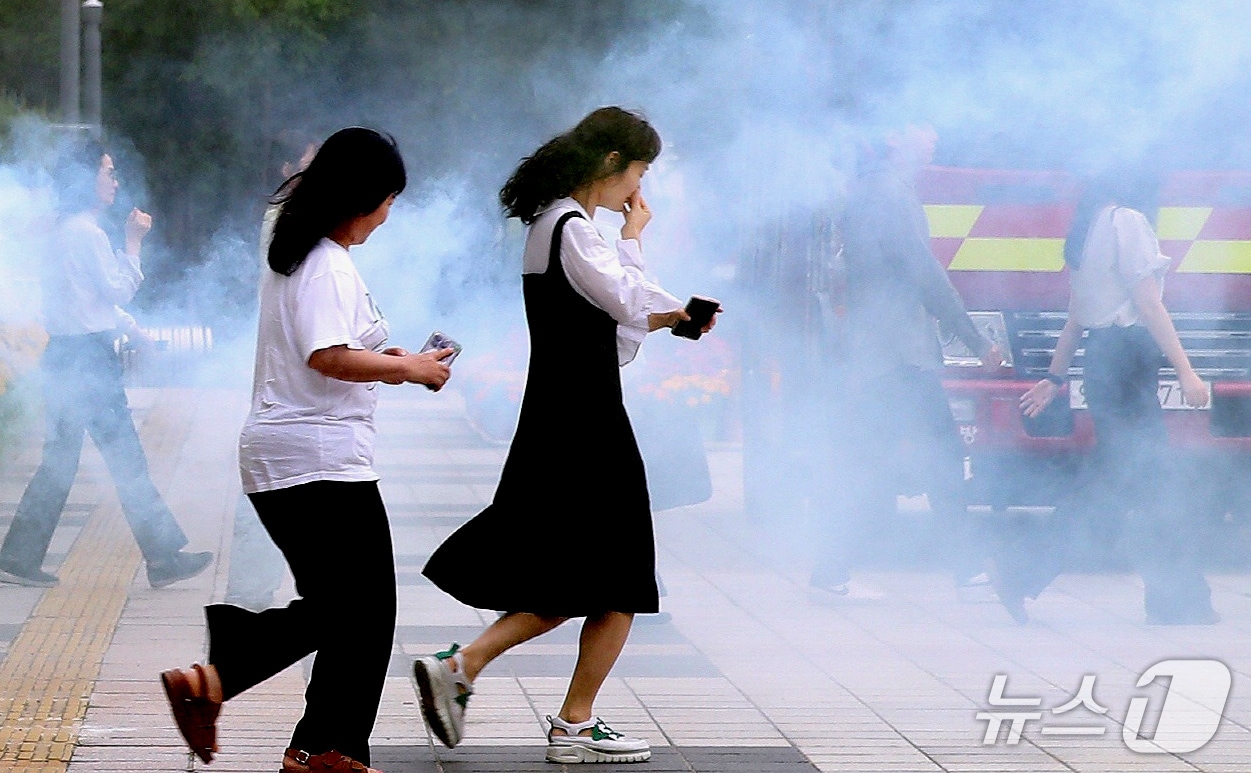대전 서구(구청장 서철모)는 지난 22일 서구청 광장에서 샘머리 119안전센터와 함께 전 직원 대상 합동 소방 훈련을 진행했다. (대전서구청 제공.재판매 및 DB금지)2025.5.23/뉴스1