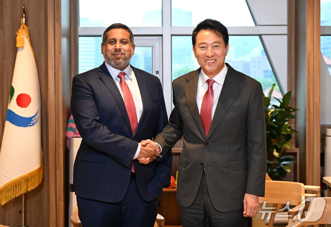 오세훈 서울시장이 23일 빌라스 다르 패트릭 J. 맥거번 재단 대표를 만나 악수하고 있다.(서울시 제공)