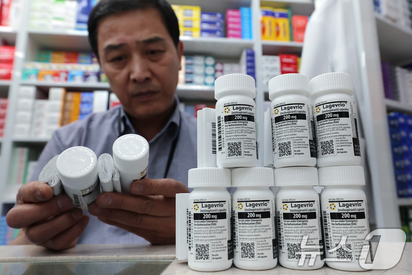 홍콩·대만·싱가포르 등 주변 국가에서 코로나19 환자가 증가하는 가운데 23일 오후 서울 종로구 코로나19 치료제 지정약국인 종로 열린약국에서 약국장이 코로나19 치료제 중 하나인 라게브리오를 정리하고 있다. &#40;자료사진&#41; 2025.5.23/뉴스1 ⓒ News1 박정호 기자