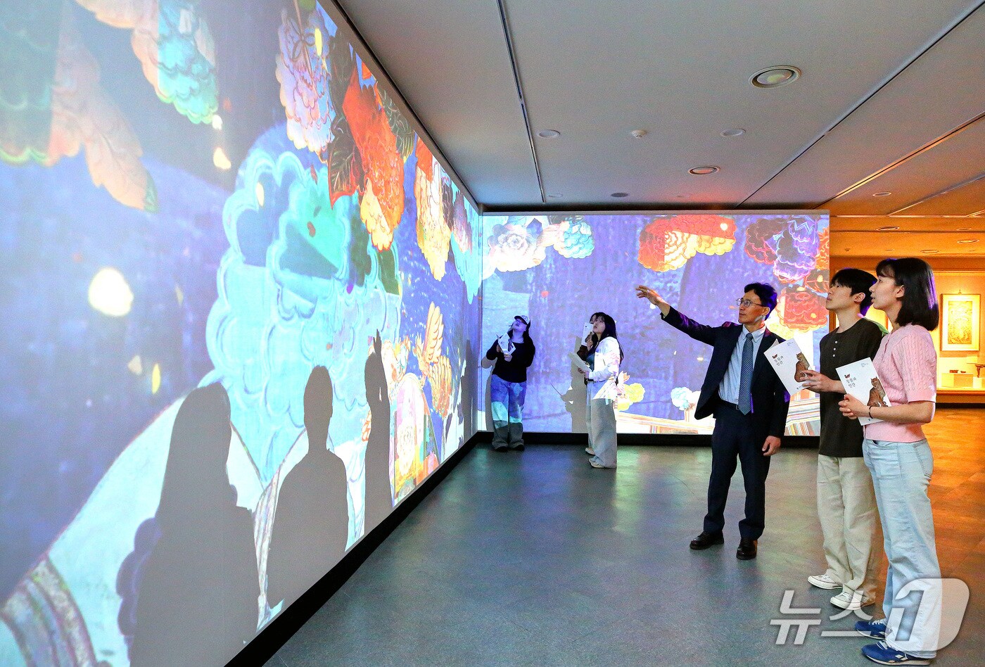 계명대 행소박물관에서 열린 창립 126주년 특별전 '동물과 인간'을 찾은 관람객이 해설사로부터 그림·영상·음향의 융합으로 탄생한 '판타지아 무릉도원'에 대한 설명을 듣고 있다. (계명대 제공·재판매 및 DB금지)