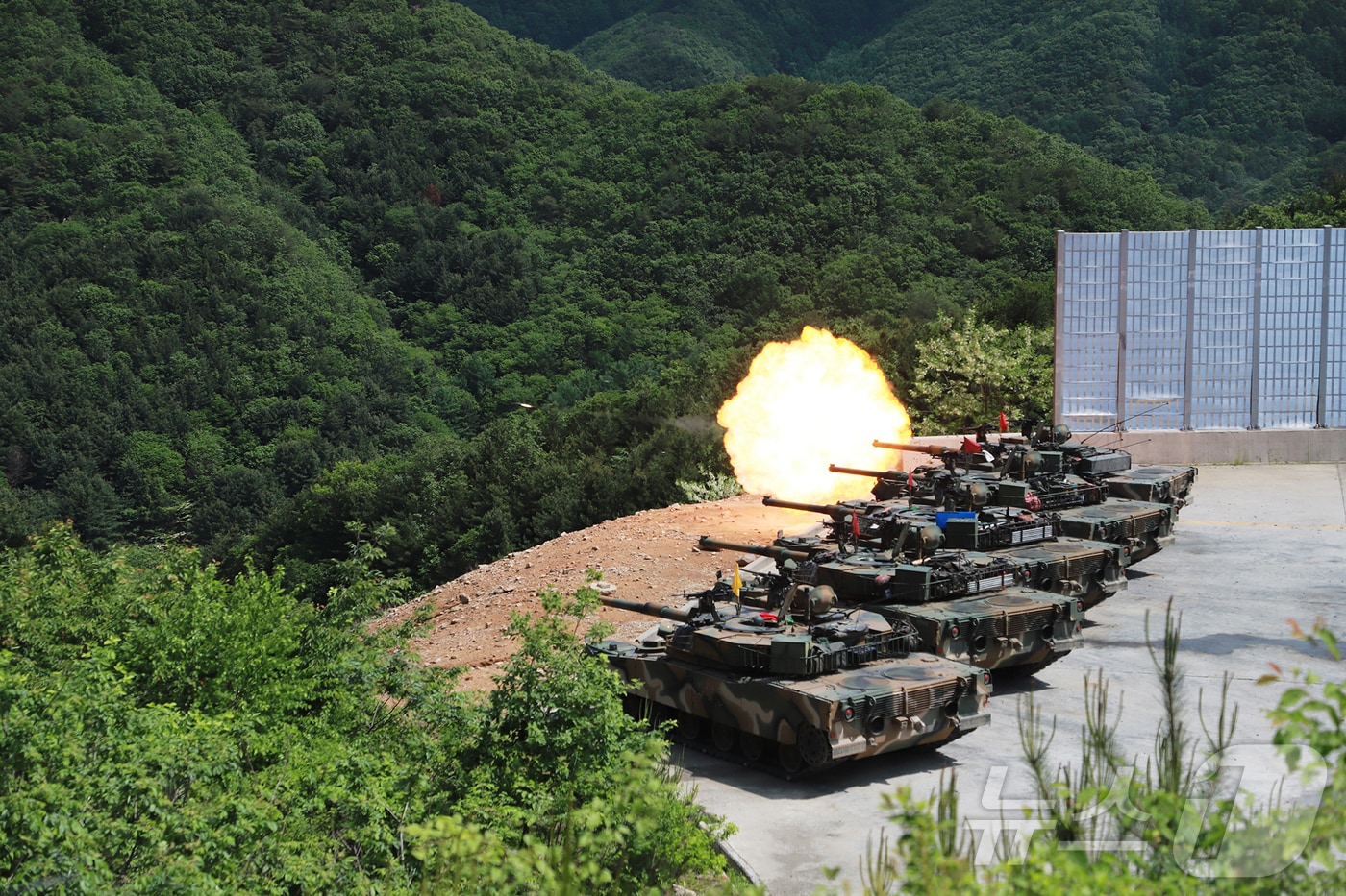 3기갑여단 적토마대대가 최근 강원 홍천 매봉산훈련장에서 전차 사격 훈련을 실시하고 있다.(3기갑여단 제공, 재판매 및 DB금지) 2025.5.23/뉴스1 ⓒ News1 한귀섭 기자