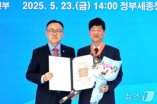 윤동욱 전주시 부시장(사진 오른쪽)이 23일 열린 '제32회 방재의 날' 기념행사에서 국가재난관리 유공으로, 홍조근정훈장을 수상했다.(전주시 제공, 재판매 및 DB 금지)/뉴스1