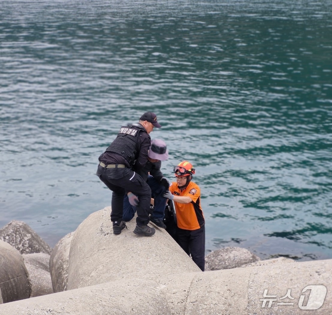 삼척 덕산항 테트라포드에서 추락한 낚시객 구조한 동해해경.(동해해경 제공, 재판매 및 DB금지)