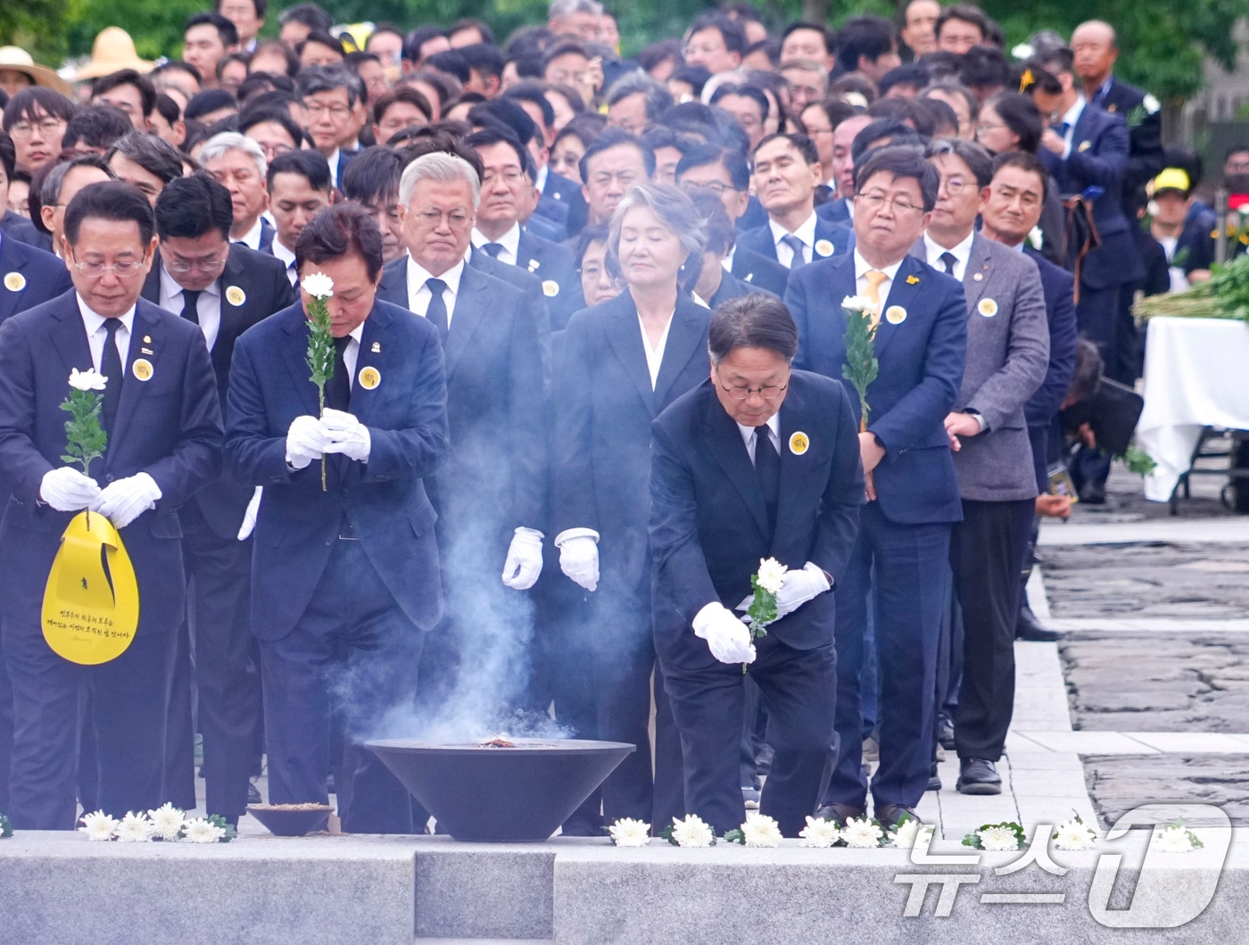 강기정 광주시장이 23일 경남 김해 봉하마을에서 열린 고(故) 노무현 전 대통령 서거 16주기 추도식에 참석, 노 전 대통령 묘역을 찾아 헌화하고 있다.(광주시 제공. 재판매 및 DB 금지) 2025.5.23/뉴스1