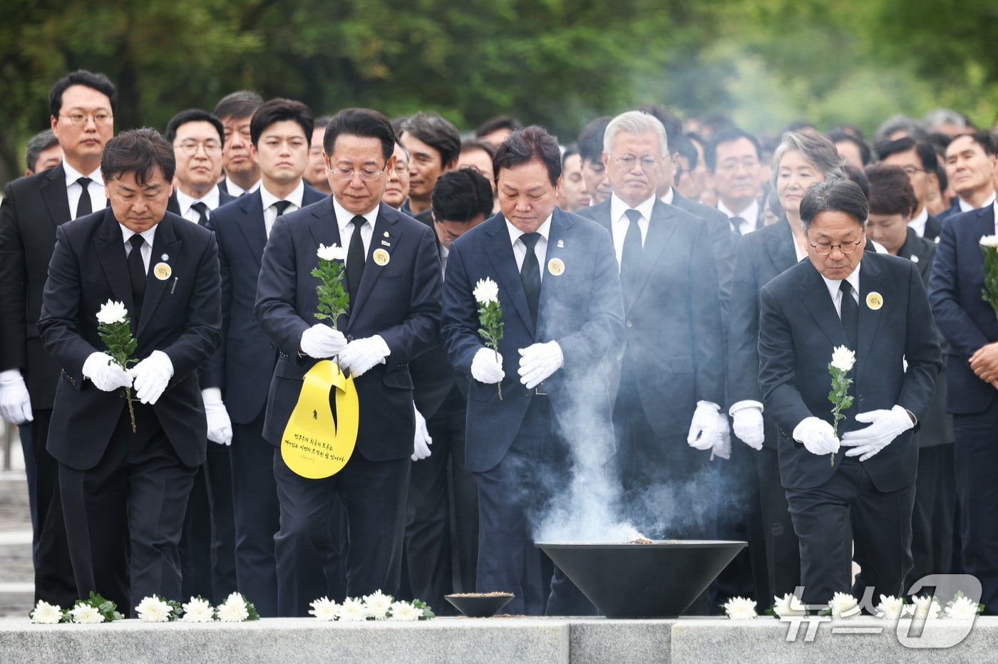 박완수 경남지사(맨 앞줄 왼쪽에서 세번째)가 23일 경남 김해 봉하마을에서 열린 고(故) 노무현 전 대통령 서거 16주기 추도식에서 노 전 대통령 묘역에 헌화하고 있다.(경남도 제공. 재판매 및 DB금지)