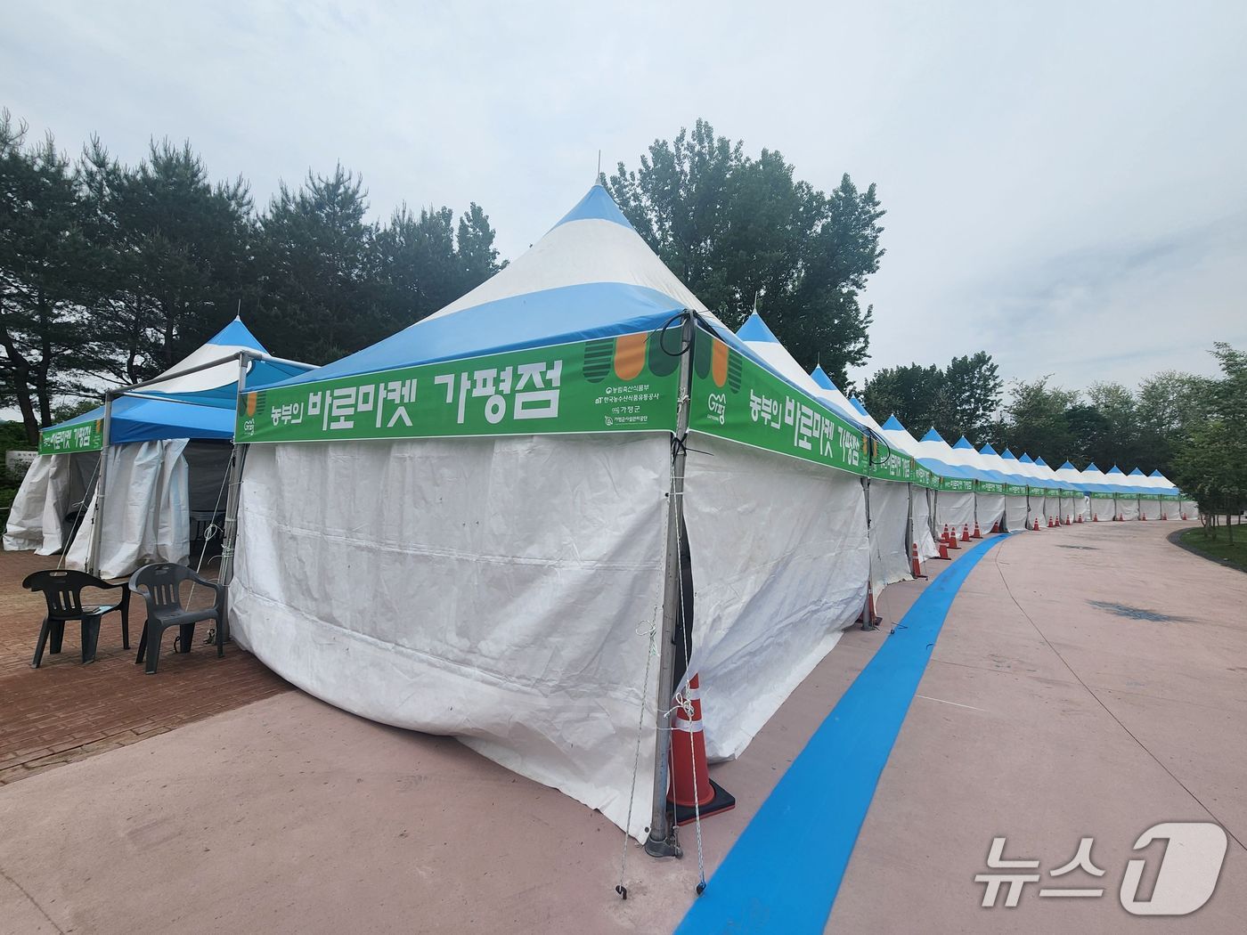  자라섬 꽃 페스타가 열리는 자라섬 중도 일원에 들어선 농특산물 직거래장터인 '바로마켓'(경기 가평군 제공. 재판매 및 DB 금지)/뉴스1