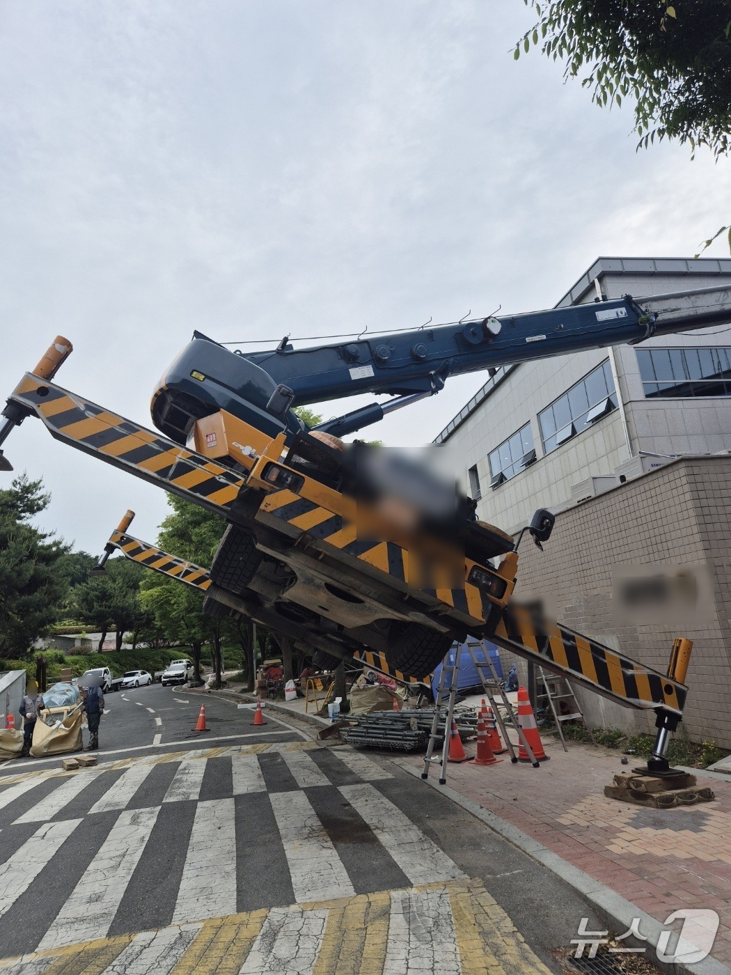 23일 오후 1시30분쯤 부산시 기장군 정관읍 한 증축공사 현장에서 50톤 크레인이 한쪽으로 쏠려 넘어졌다. 사진은 사고 현장 모습(부산경찰청 제공. 재판매 및 DB금지)