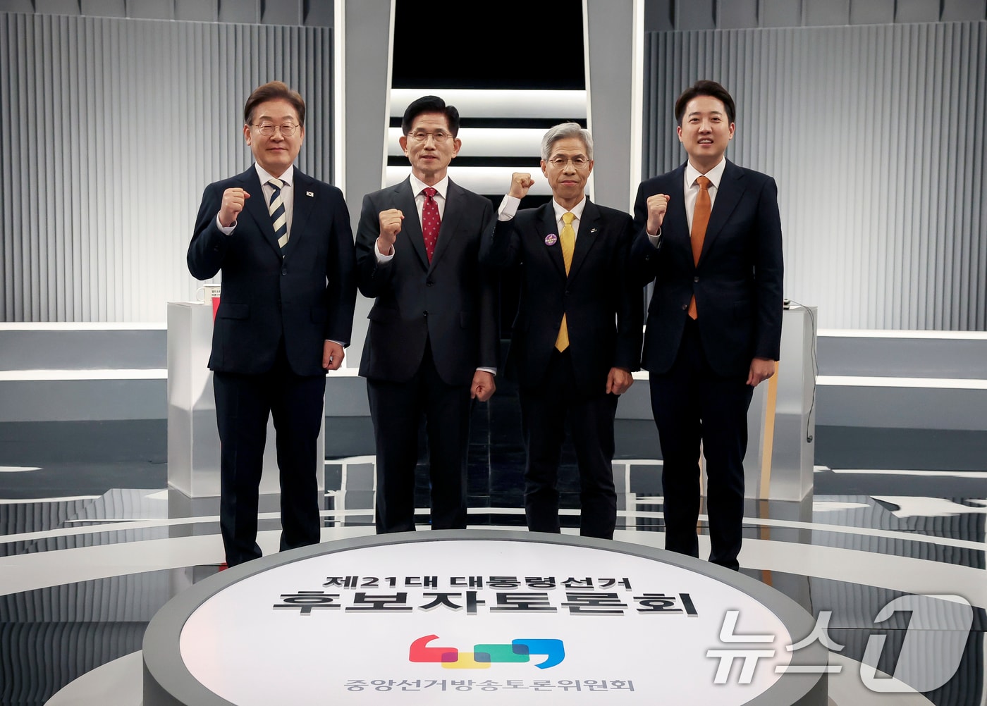 이재명 더불어민주당(왼쪽부터), 김문수 국민의힘, 권영국 민주노동당, 이준석 개혁신당 대통령 후보가 23일 서울 영등포구 KBS본관 스튜디오에서 중앙선거방송토론위원회 주관 제21대 대통령선거 2차 후보자 토론회 시작에 앞서 기념 촬영을 하고 있다. 2025.5.23/뉴스1 ⓒ News1 국회사진기자단