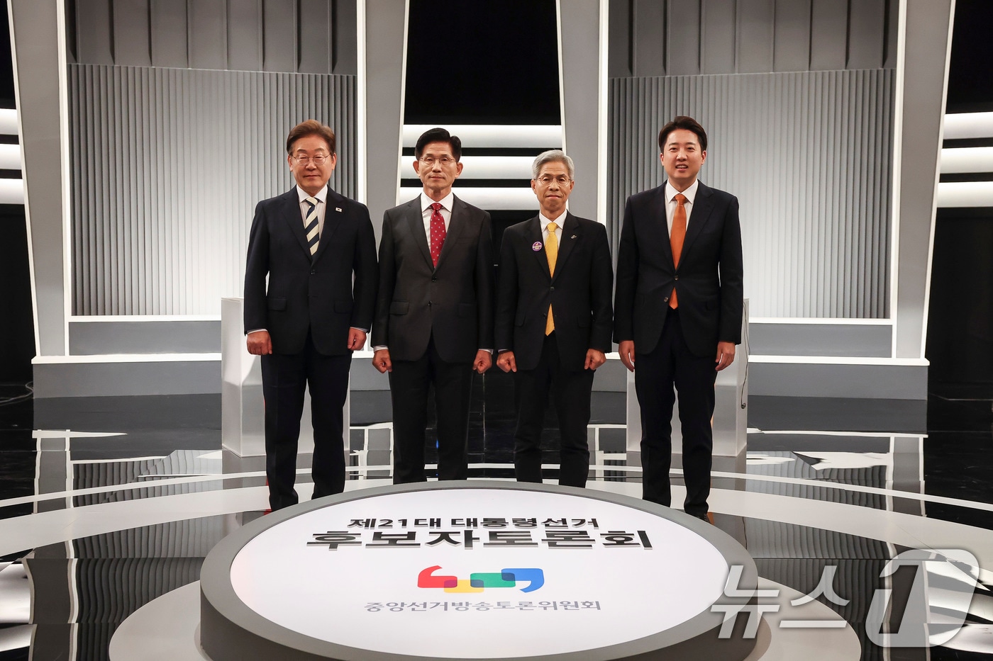 이재명 더불어민주당&#40;왼쪽부터&#41;, 김문수 국민의힘, 권영국 민주노동당, 이준석 개혁신당 대통령 후보가 23일 서울 영등포구 KBS본관 스튜디오에서 중앙선거방송토론위원회 주관 제21대 대통령선거 2차 후보자 토론회 시작에 앞서 기념 촬영을 하고 있다. 2025.5.23/뉴스1 ⓒ News1 국회사진기자단