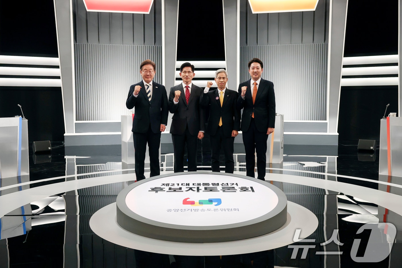 이재명 더불어민주당&#40;왼쪽부터&#41;, 김문수 국민의힘, 이준석 개혁신당, 권영국 민주노동당 대통령 후보가 23일 서울 영등포구 KBS본관 스튜디오에서 중앙선거방송토론위원회 주관 제21대 대통령선거 2차 후보자 토론회 시작에 앞서 기념 촬영을 하고 있다. 2025.5.23/뉴스1 ⓒ News1 국회사진기자단