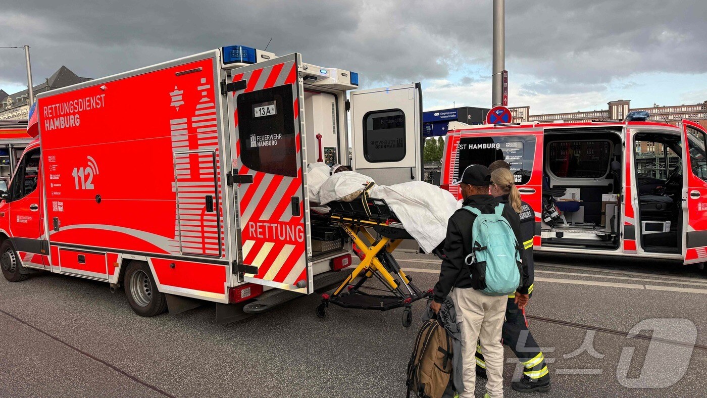 23일&#40;현지시간&#41; 독일 함부르크 기차역 중앙역에서 칼부림이 발생해 부상자가 이송되고 있다.2025.05.24. ⓒ AFP=뉴스1