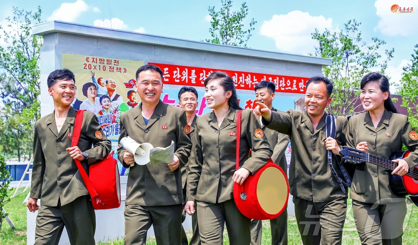 (평양 노동신문=뉴스1) = 북한 노동당 기관지 노동신문은 24일 각지에서 직관선전·선동 활동의 효과를 높이기 위한 조직 정치사업을 강화하고 있다고 보도했다. 사진은 금야군당집중강연선전대. [국내에서만 사용가능. 재배포 금지. DB 금지. For Use Only in the Republic of Korea. Redistribution Prohibited] rodongphoto@news1.kr