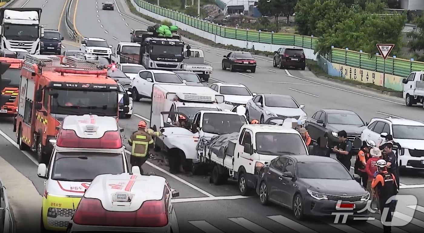 23일 오후 5시 10분쯤 경북 고령 운수면의 한 도로에서 4중 추돌 교통사고가 발생해 1명이 심정지 상태로 병원에 이송되고 2명이 다쳤다. (경북소방본부 제공) 2025.5.23/뉴스1