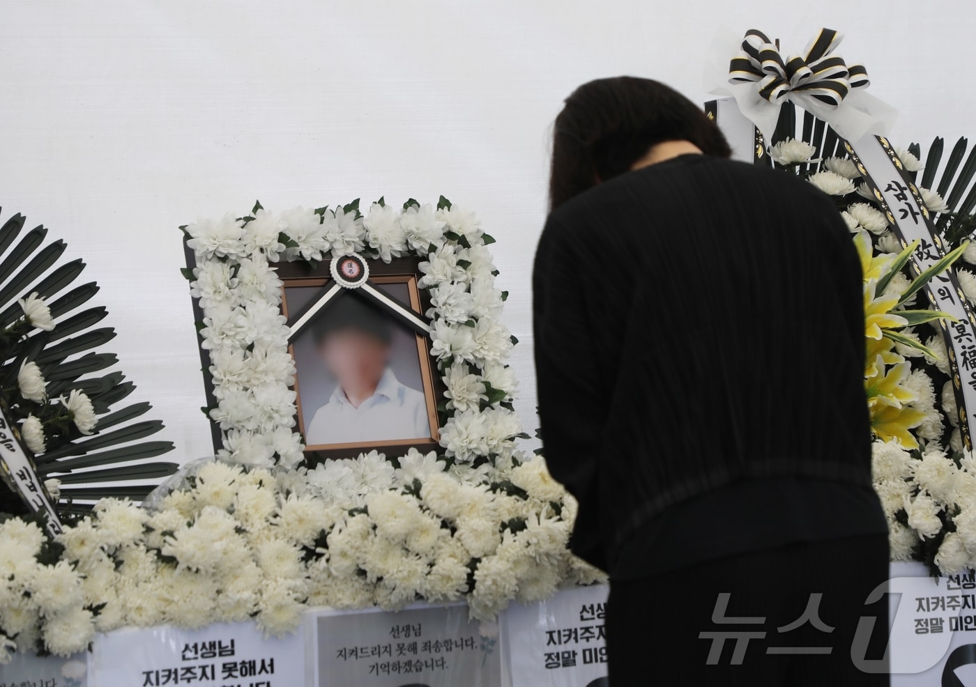 제주 모 중학교 교사 A 씨가 사망한지 사흘째인 지난해 5월 24일 제주도교육청 앞마당에 마련된 합동 분향소에 조문객들의 발길이 이어지고 있다. 2025.5.24/뉴스1 ⓒ News1 홍수영 기자