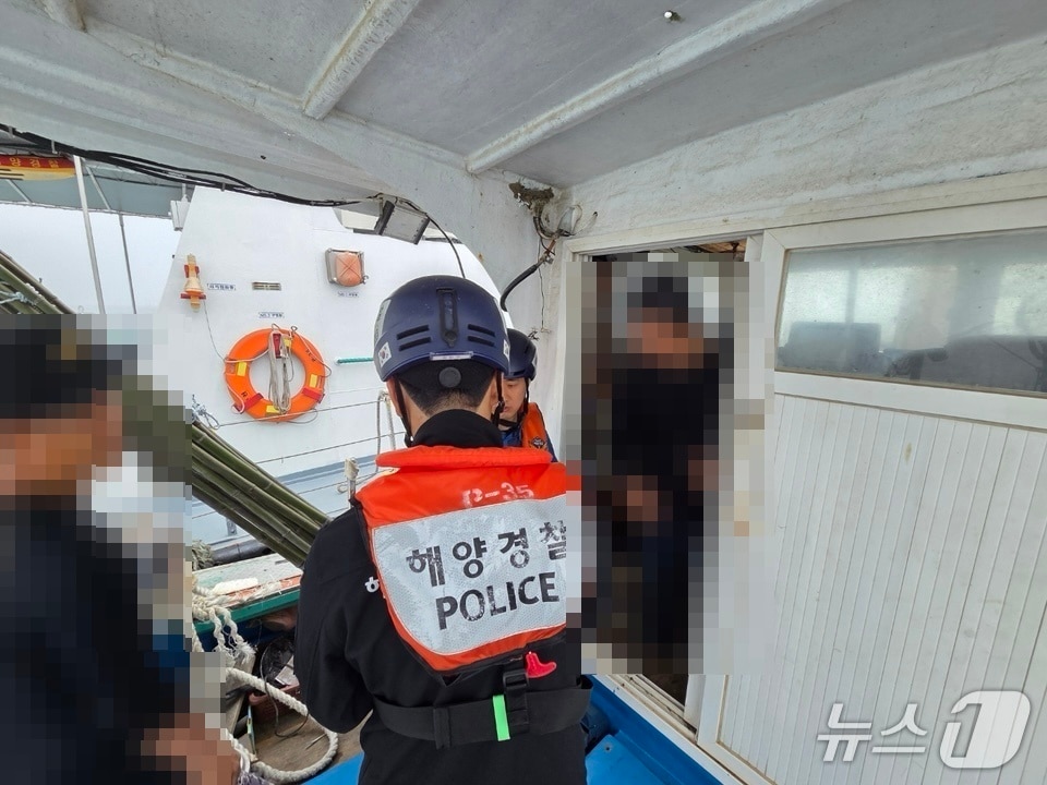 전북 군산경찰서는 선박직원법(무면허 운항) 위반 혐의로 A 씨(40)를 체포했다고 24일 밝혔다.(군산해경 제공. 재판매 및 DB금지)2025.5.24/뉴스1