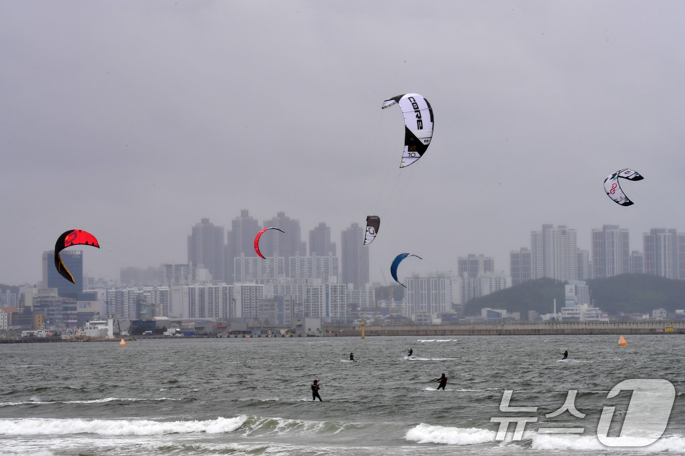 지난 24일 오후 경북 포항시 송도해수욕장에서 카이트보드 동호인들이 바람을 가르며 바다 위를 질주하고 있다. 2025.5.24/뉴스1 ⓒ News1 최창호 기자