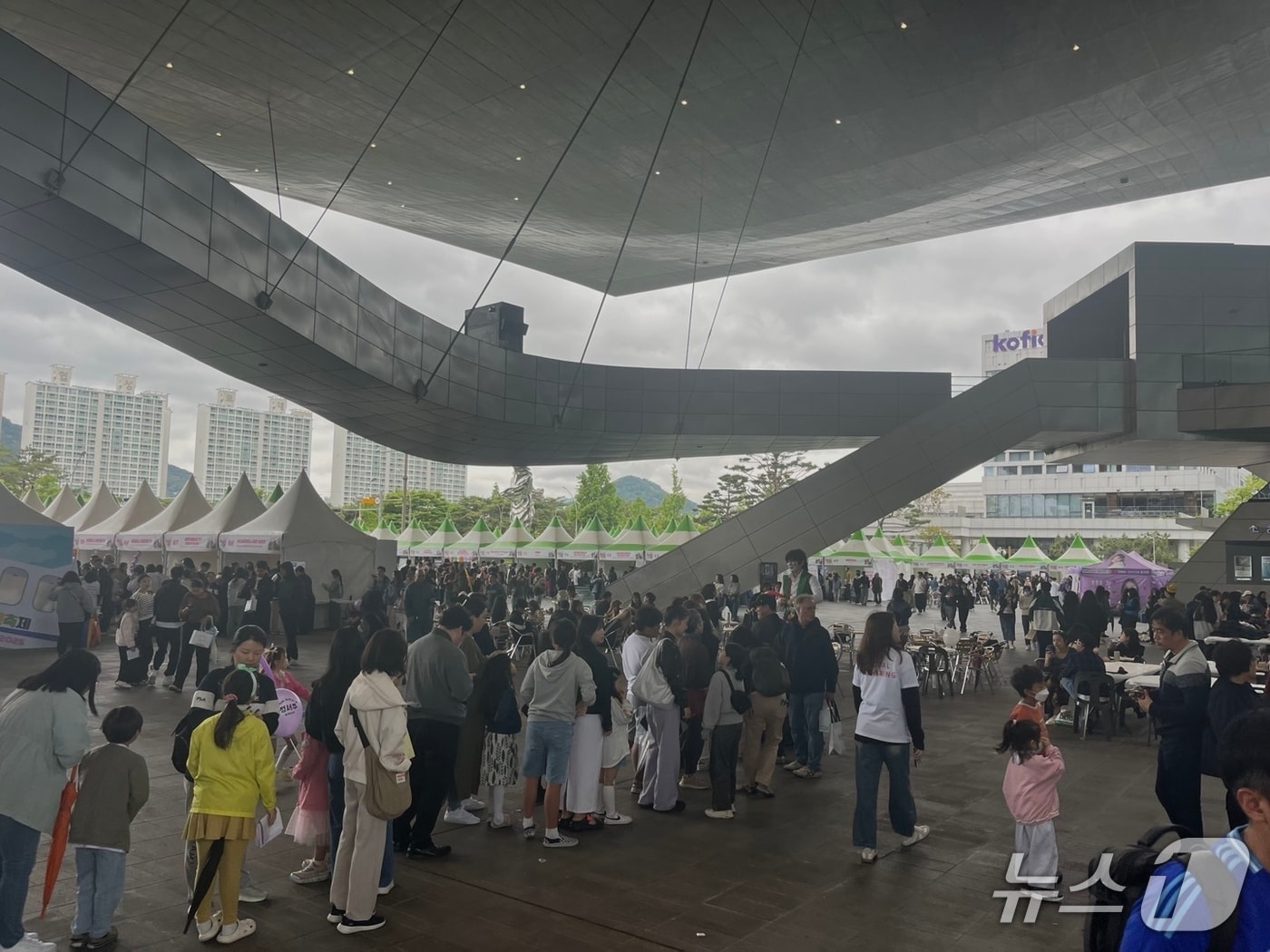 제20회 부산세계시민축제가 열린 24일 부산 영화의전당에 많은 시민들이 있다.2025.5.24/뉴스1 ⓒ News1 장광일 기자