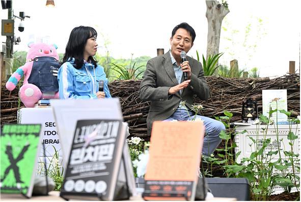 오세훈 서울시장이 24일 보라매공원에서 열린 &#39;정원도시 서울 토크콘서트&#39;에 참석했다. &#40;서울시 제공&#41;