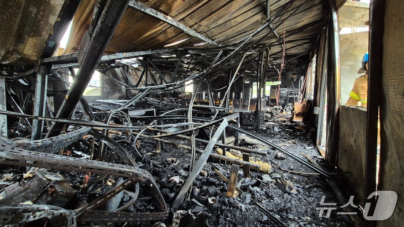 24일 오후 3시7분께 전북 김제시 백산면의 한 자동차공업사 창고에서 불이 났다.(전북소방 제공. 재판매 및 DB금지)2025.5.24/뉴스1