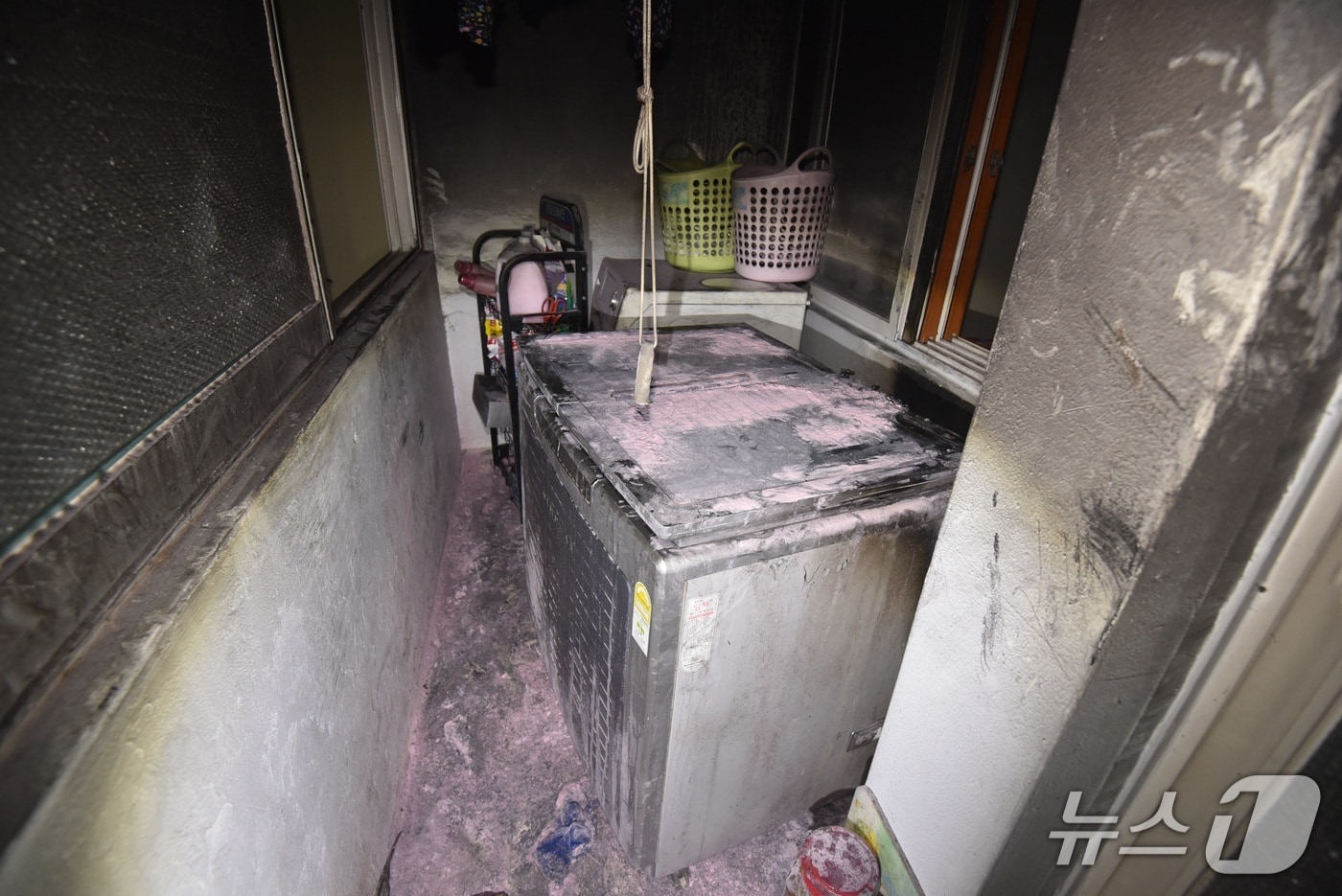 불에 탄 김치냉장고.(대덕소방서 제공. 재판매 및 DB금지)