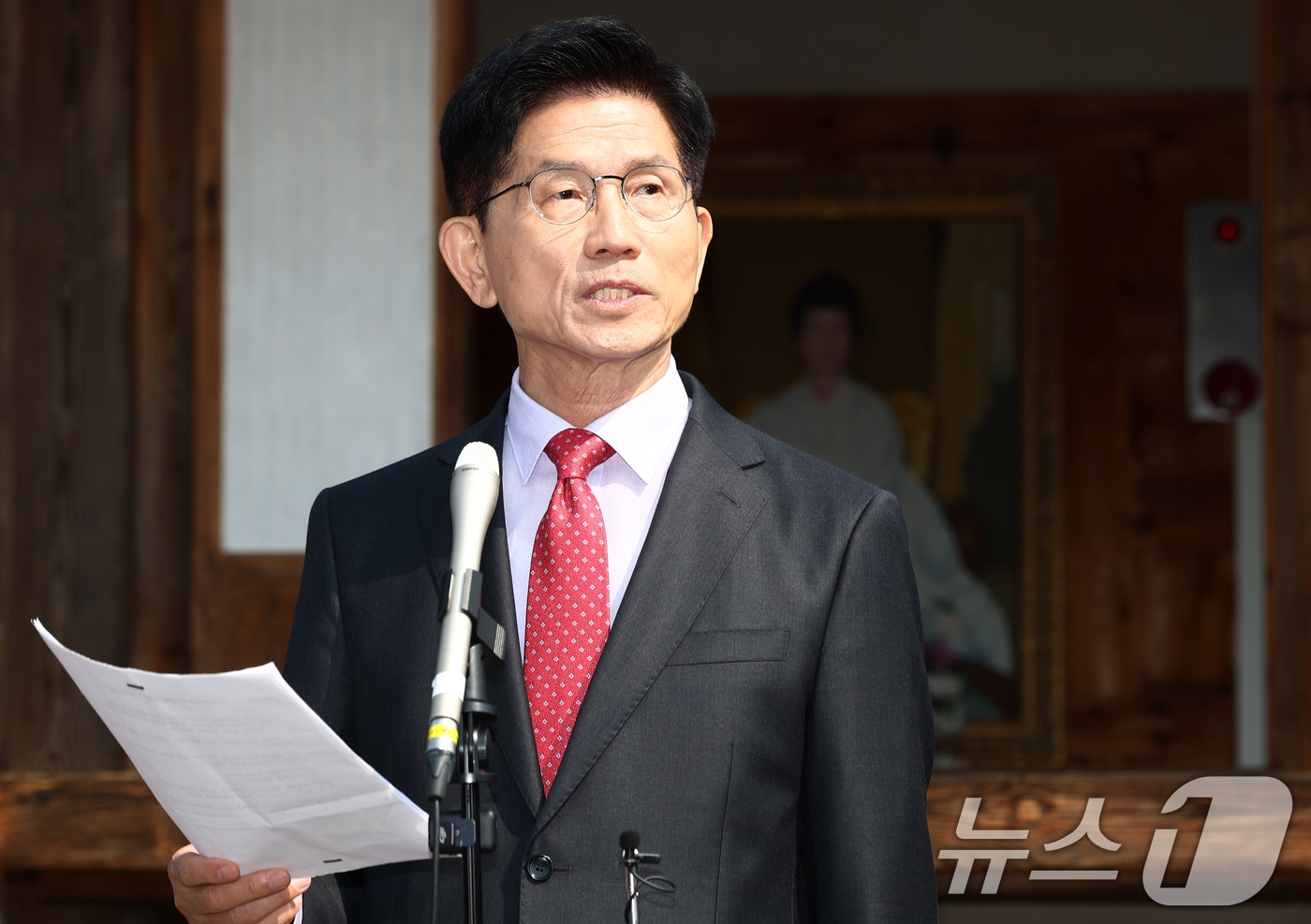 김문수 국민의힘 대통령 후보가 25일 오전 충북 옥천군 박정희 전 대통령의 부인 육영수 여사 생가를 둘러본 뒤 현안 관련 입장발표를 하고 있다. 2025.5.25/뉴스1 ⓒ News1 김민지 기자