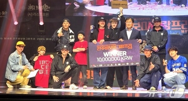 ‘클럽 인투더팁’이 24일 열린 '제18회 전주비보이그랑프리'에서 우승을 차지했다.(전주시 제공, 재판매 및 DB 금지)/뉴스1