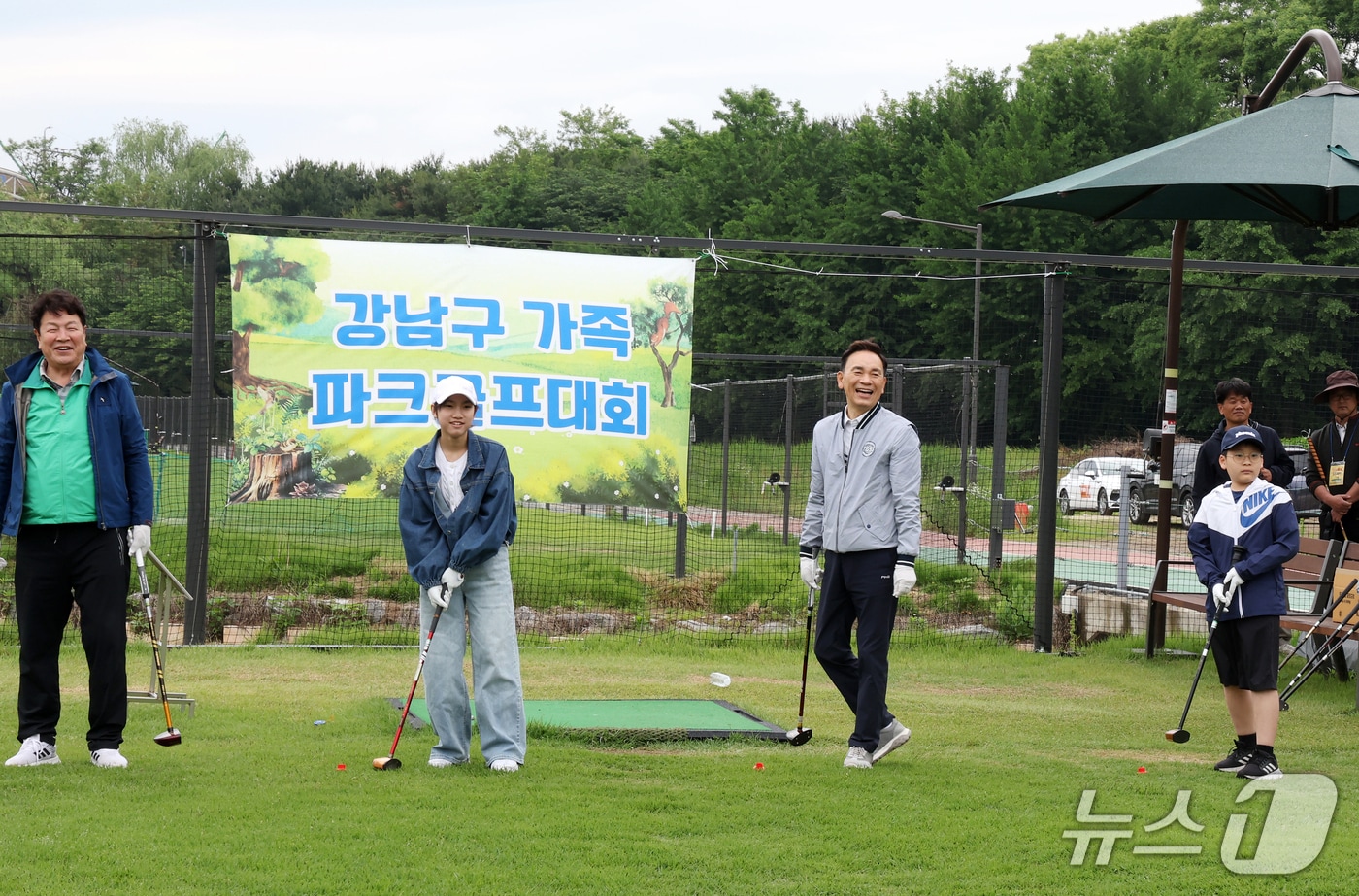 허대무 강남체육회장(오른쪽부터), 강남구 홍보대사 정준호, 조성명 강남구청장, 강완식 강남파크골프협회장.(강남구청 제공)