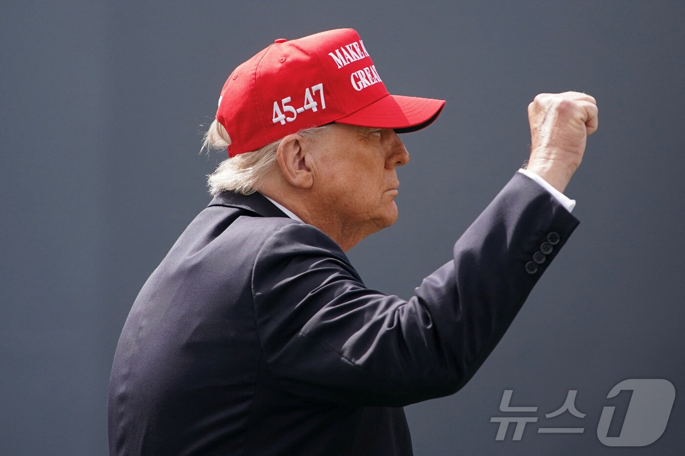 도널드 트럼프 미국 대통령이 24일(현지시간) 뉴욕주에 있는 웨스트포인트 육군사관학교 졸업식에 참석을 하면서 주먹을 불끈 쥐고 있다. 2025.05.25 ⓒ 로이터=뉴스1 ⓒ News1 우동명 기자