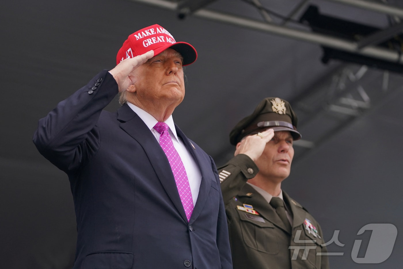 도널드 트럼프 미국 대통령이 24일&#40;현지시간&#41; 뉴욕에 있는 웨스트포인트 육군사관학교 졸업식에 참석해 거수 경례를 하고 있다. 2025.5.25 ⓒ 로이터=뉴스1 ⓒ News1 우동명 기자