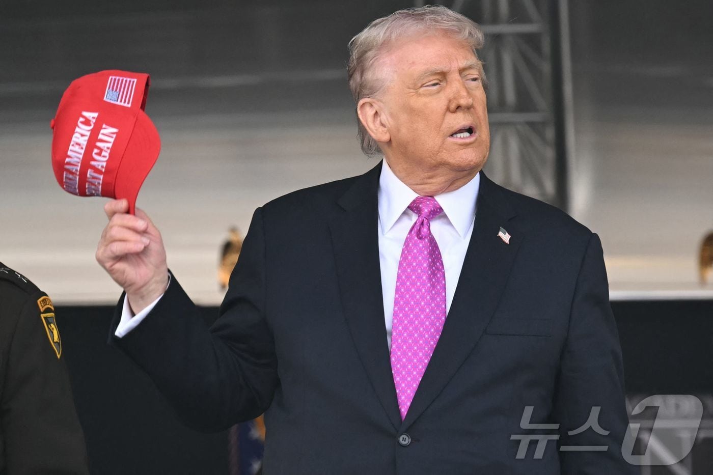 도널드 트럼프 미국 대통령이 24일(현지시간) 뉴욕에 있는 웨스트포인트 육군사관학교 졸업식서 연설을 마친 뒤 떠나고 있다. 2025.5.25 ⓒ AFP=뉴스1 ⓒ News1 우동명 기자