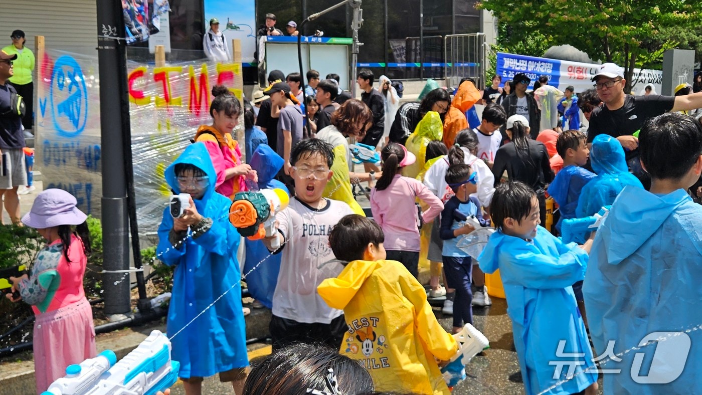 25일 오후 춘천 중앙로 일대에서 열리는 강원 춘천마임축제 개막난장인 '아!水라장' 행사장에서 어린이들이 물총을 쏘면서 즐거운 시간을 보내고 있다.2025.5.25 한귀섭 기자