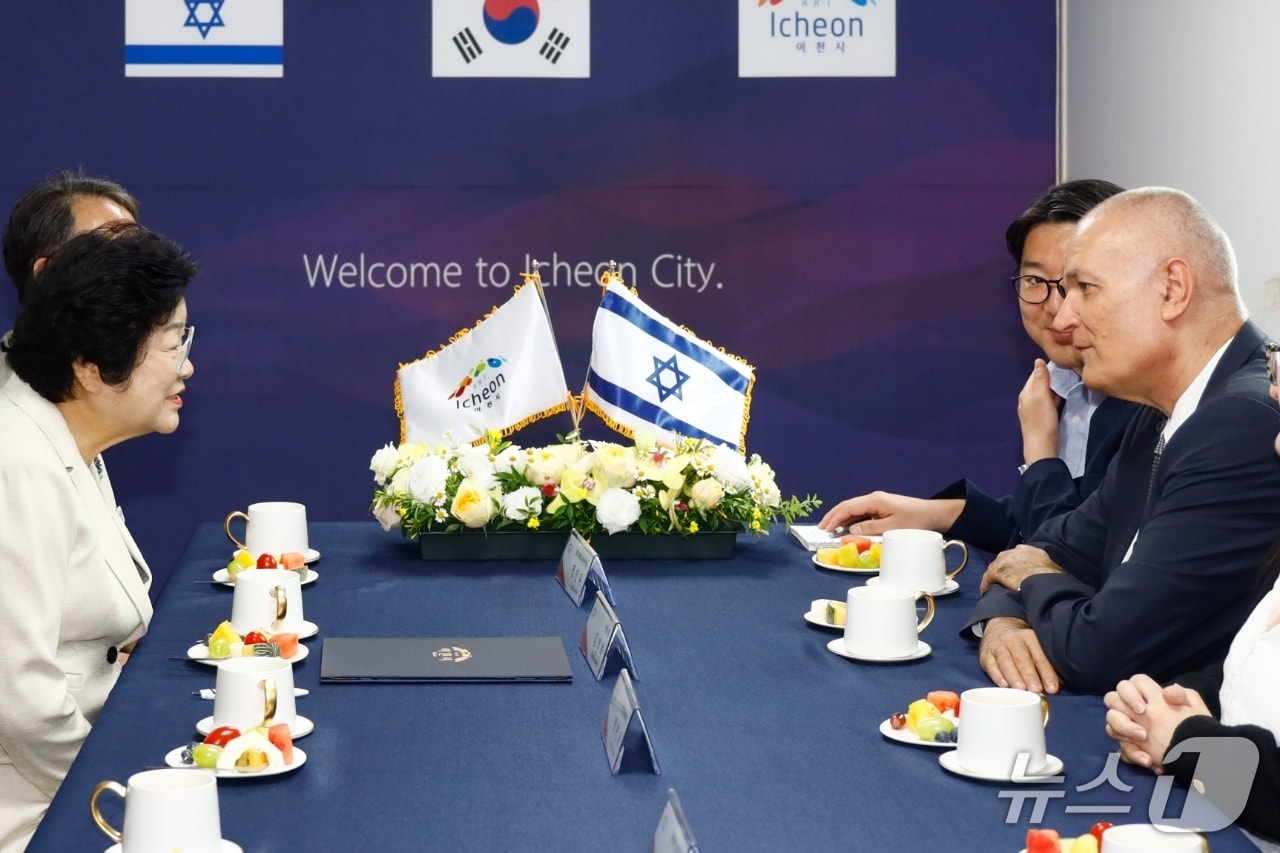 김경희 시장(왼쪽)이 주한 이스라엘 대사관 관계자들과 협력방안을 논의하고 있는 모습.(이천시 제공)
