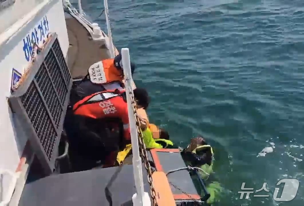 25일 오후 3시13분쯤 경북 영덕군 고래불해수욕장 인근 해상에서 수상오토바이를 타던 40대 조종자와 동승자 30대 여성이 바다에 추락했다 신고를 받고 출동한 해경 구조대에 무사히 구조됐다. (울진해양경찰서제공, 제판매 및 DB 금지) 2025.5.25/뉴스1