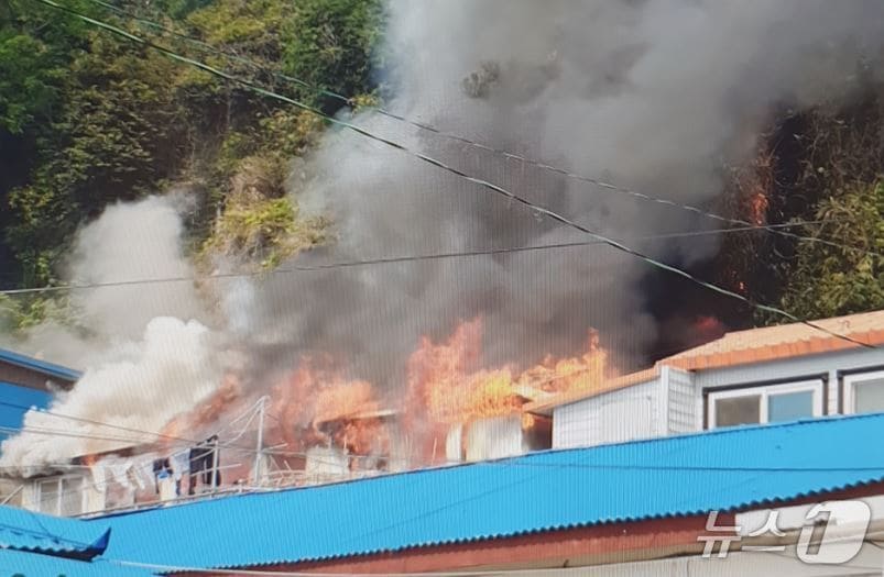 25일 오전 9시32분쯤 경북 울릉군 울릉읍 주택에서 원인을 알 수 없는 불이 났다. (경북소방본부제공, 제판매 및 DB 금지) 2025.5.25/뉴스1 