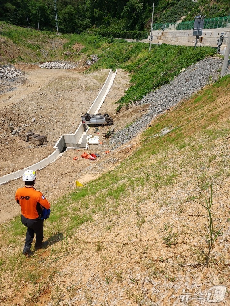 25일 오전 11시 47분께 전북 완주군 운주면 장선리 말골재에서 30대 남성이 운전하던 승용차가 도로를 이탈한 후 15m 아래로 추락하는 사고가 발생했다.(소방제공. 재판매 및 DB금지)2025.5.25/뉴스1