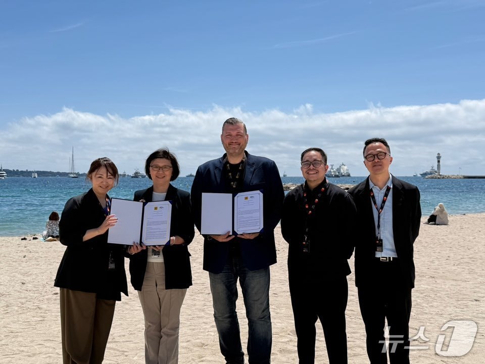 AFCnet와 LMGI 관계짜자들이 아시아 촬영지 활성화를 위한 협약을 맺고 기념사진을 찍고 있다.(부산영상위원회 제공. 재판매 및 DB 금지)