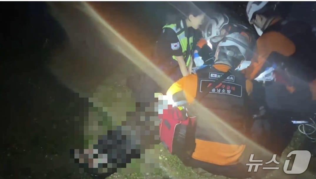 지난 25일 태안해양경찰서 출동대원들이 해루질 중 바다에 빠진 부부를 구조한 뒤 심폐소생술을 진행하고 있다. (태안해경 제공, 재판매 및 DB금지) / 뉴스1