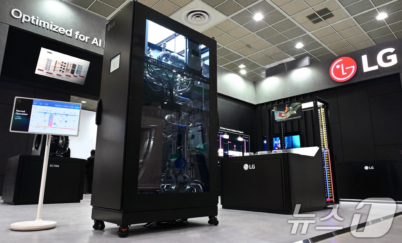 LG전자는 지난달 23일 서울 강서구 마곡 LG사이언스파크에서 데이터센터 기업인 GS ITM과 '데이터센터 냉각 솔루션 및 IT 인프라 공급을 위한 업무협약'을 체결했다고 밝혔다. 사진은 데이터센터 내 CPU-GPU 칩의 열을 직접 냉각시키는 액세냉각 솔루션인 LG전자 CDU 모습. (LG전자 제공. 재판매 및 DB 금지) 2025.5.26/뉴스1