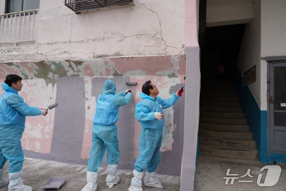 'KOBC 바다사랑봉사대'가 신선아파트 내·외벽 도색 작업을 하고 있다.(해진공 제공. 재판매 및 DB 금지)