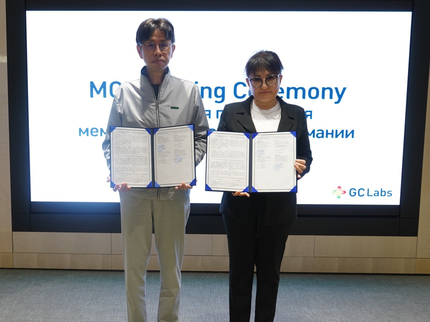 이상곤 GC녹십자의료재단 대표원장(왼쪽) 및 샴수디노바 마블류다 원장(오른쪽)이 MOU체결 후 기념촬영을 하고 있다. (GC 제공)