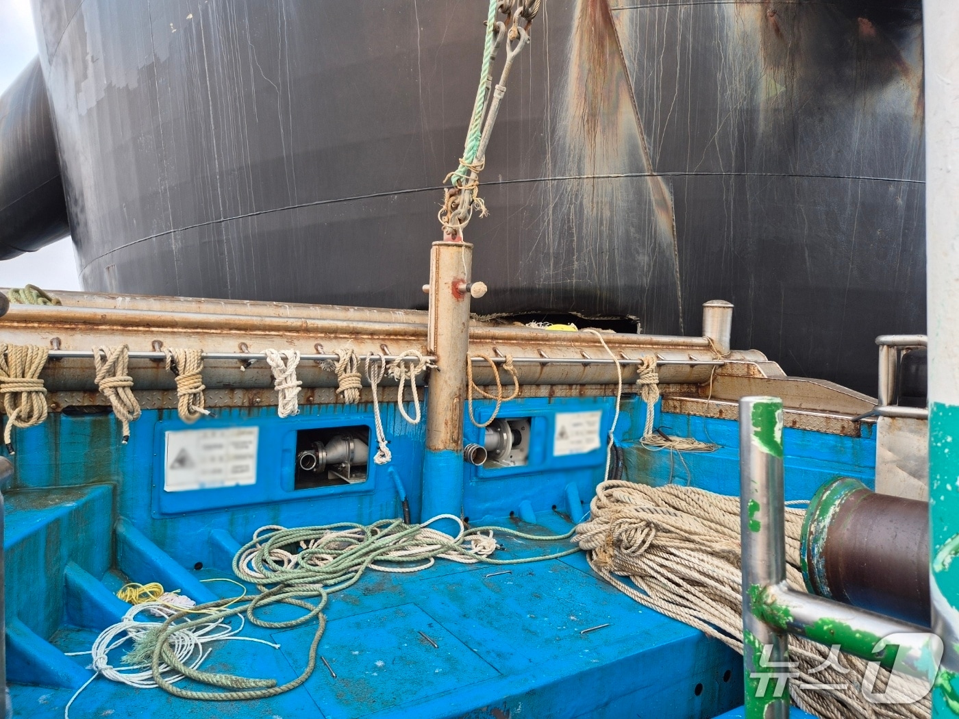 26일 오전 4시 56분께 전북 군산시 옥도면 어청도 남동쪽 11㎞ 해상에서 화물선 A호(4.4만 톤, 승선원 19명)와 꽃게잡이 어선 B호(22톤, 승선원 6명)가 충돌했다.(군산해경 제공. 재판매 및 DB금지)