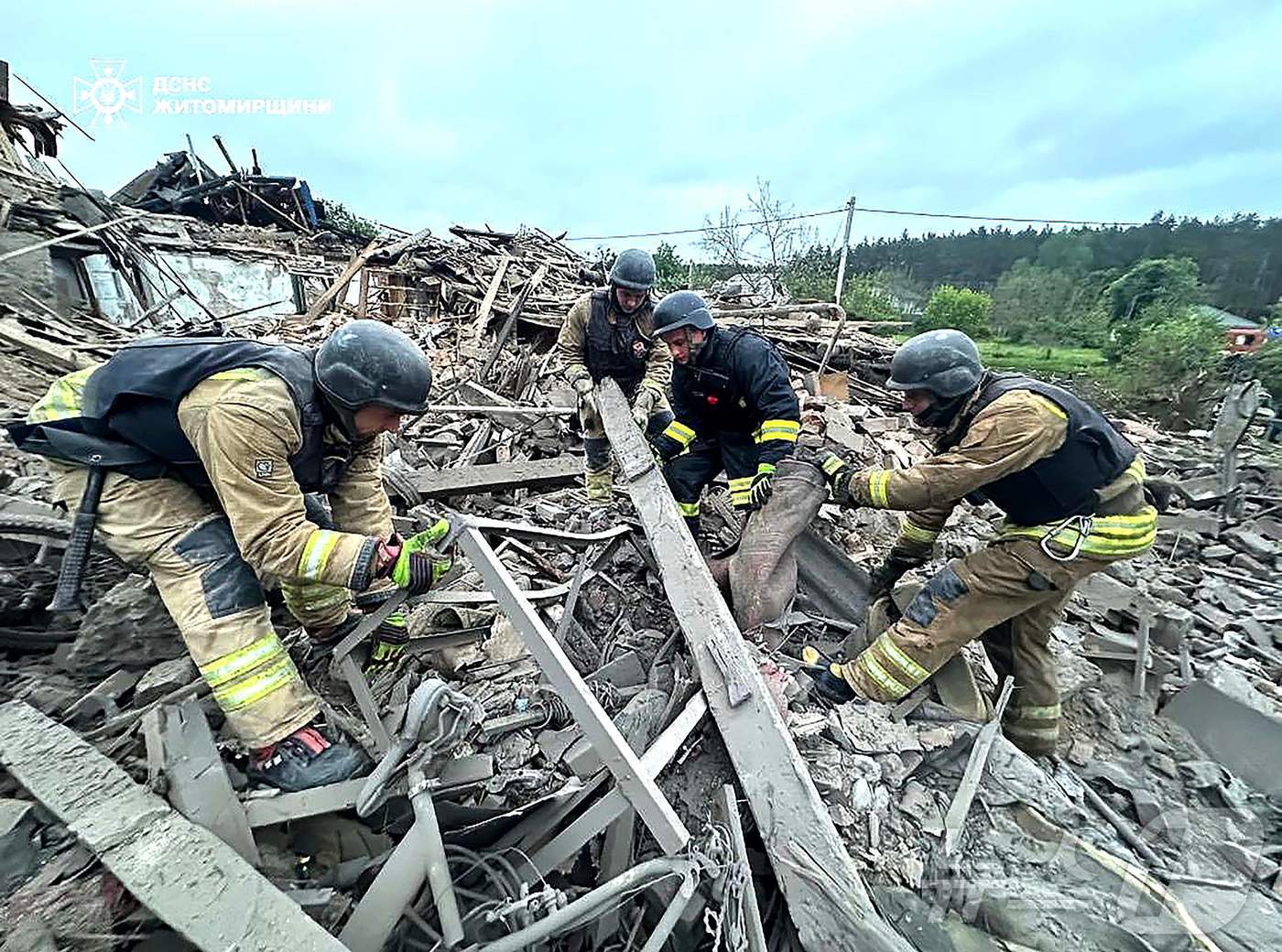 25일(현지시간) 우크라이나 지토미르에서 러시아 군의 공습을 받아 쑥대밭이 된 주택가서 구조대원이 수색을 하고 있다. 2025.05.26 ⓒ AFP=뉴스1 ⓒ News1 우동명 기자