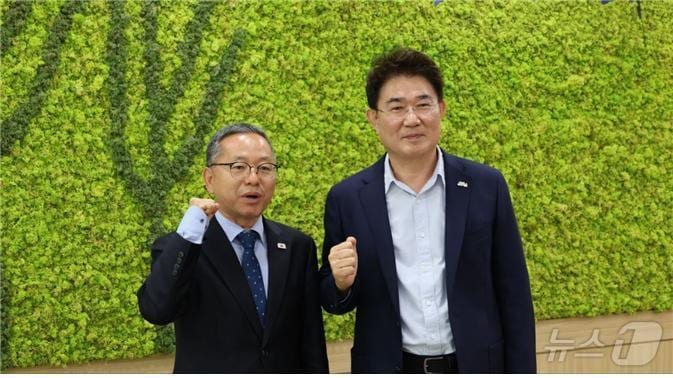 왼쪽부터 김문수 더불어민주당 의원, 노관규 무소속 순천시장.(민주당 순천갑 선대위 제공. 재판매 및 DB 금지)