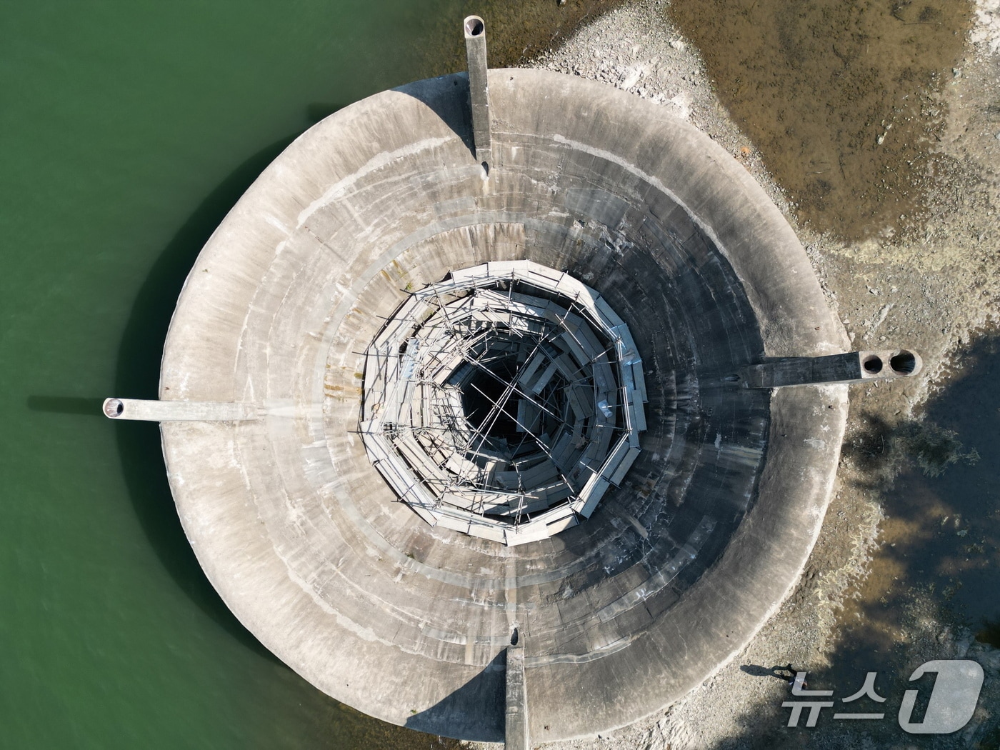 경북 경주시가 APEC 2025 정상회의 개최를 앞두고 상수원인 덕동댐과 보문정수장 등 주요 상수도 시설 정비를 진행 중이라고 26일 밝혔다. 사진은 덕동댐 수직 터널 공사 모습. (경주시제공, 제판매 및 DB 금자) 2025.5.26/뉴스1 