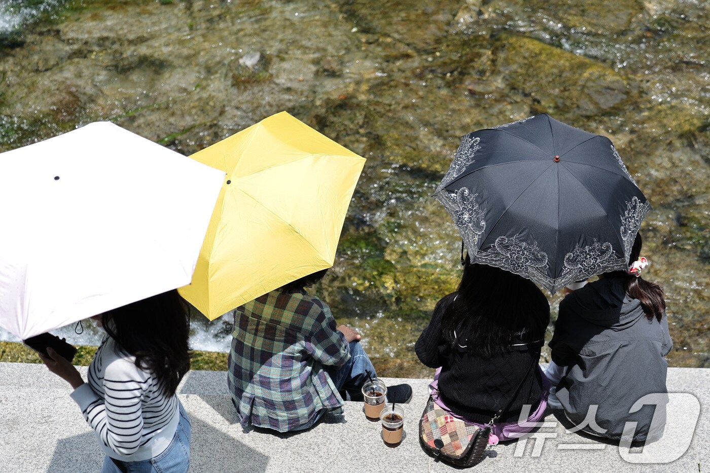 26일 오후 서울 청계광장에서 겉옷을 벗거나 양산을 쓴 시민들이 올해 마지막 봄을 즐기고 있다.2025.5.26/뉴스1 ⓒ News1 신웅수 기자