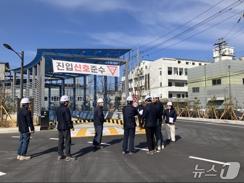 부산환경공단 관계자들이 사업장 현장 점검을 하고 있다.(공단 제공. 재판매 및 DB 금지)