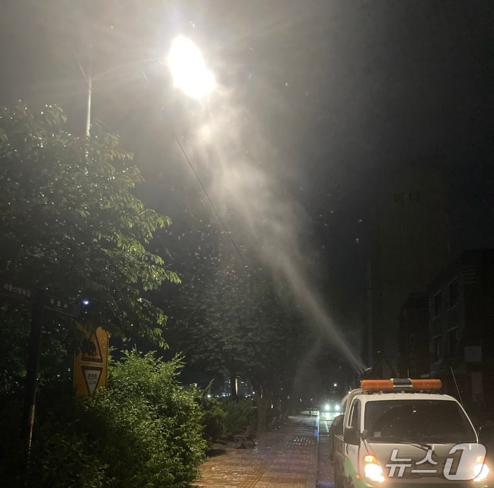  동양하루살이 방역 모습(경기 여주시 제공. 재판매 및 DB 금지)/뉴스1