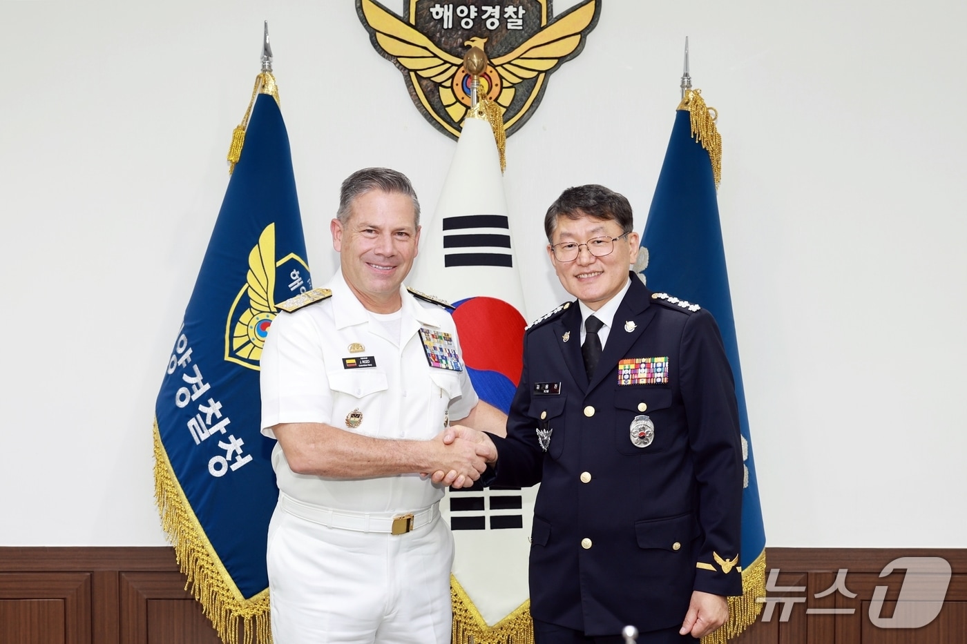 김용진 해양경찰청장(사진 오른쪽)이 26일 해양경찰청에서 콜롬비아 해군 참모총장인 후안 리까르도 로소 오브레곤(Juan Ricardo Rozo Obreg&oacute;n) 대장과 기념사진을 촬영하고 있다. (해양경찰청 제공. 재판매 및 DB금지) / 뉴스1