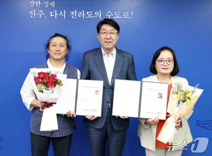 우범기 전주시장(사진 가운데)이 26일 올해 새롭게 전북도 무형유산으로 인정된 심미숙 씨(사진 오른쪽)와 최병용 씨(사진 왼쪽)에게 인정서를 교부했다.(전주시 제공, 재판매 및 DB 금지)/뉴스1