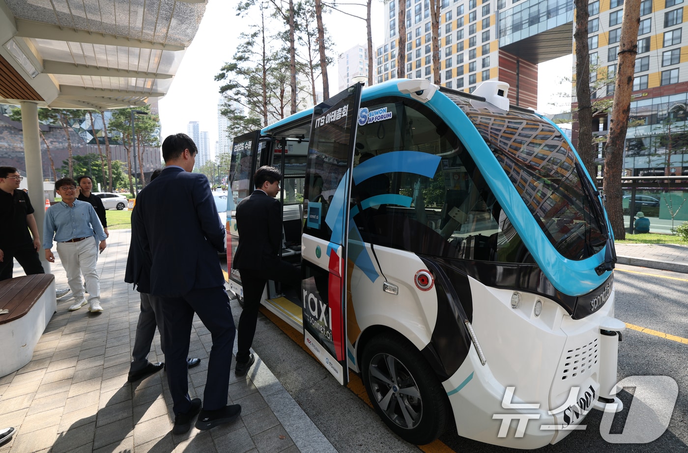 제20회 &#39;지능형 교통체계&#40;ITS&#41; 아시아태평양총회&#39; 개막을 이틀 앞둔 26일 오후 경기 수원시 영통구 수원컨벤션센터 앞에서 자율주행차량이 시운전을 하고 있다. 2025.5.26/뉴스1 ⓒ News1 김영운 기자